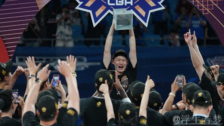 历史时刻!广厦首面总冠军旗帜飘扬黄龙体育中心 历史时刻!广厦首面总冠军旗帜飘扬黄龙体育中心